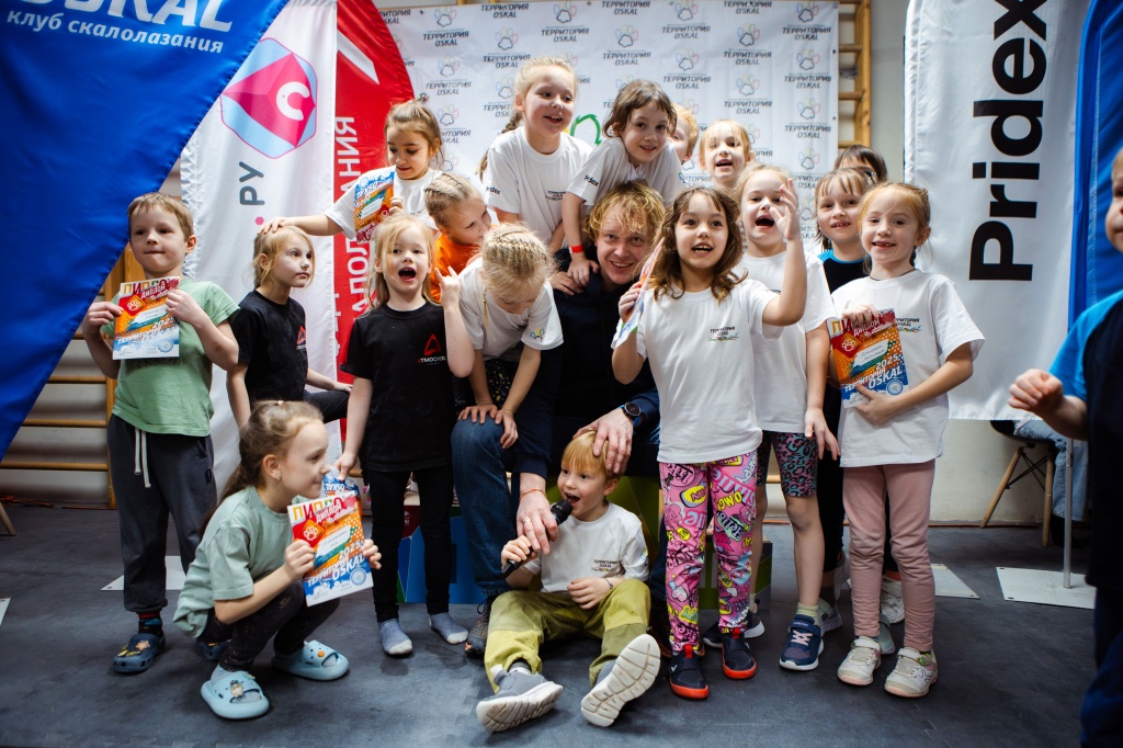 Михаил-Юрьевич-Пекарев-в-окружении-детей-на-фестивале-скалолазания-Территория-О-Скал.jpg