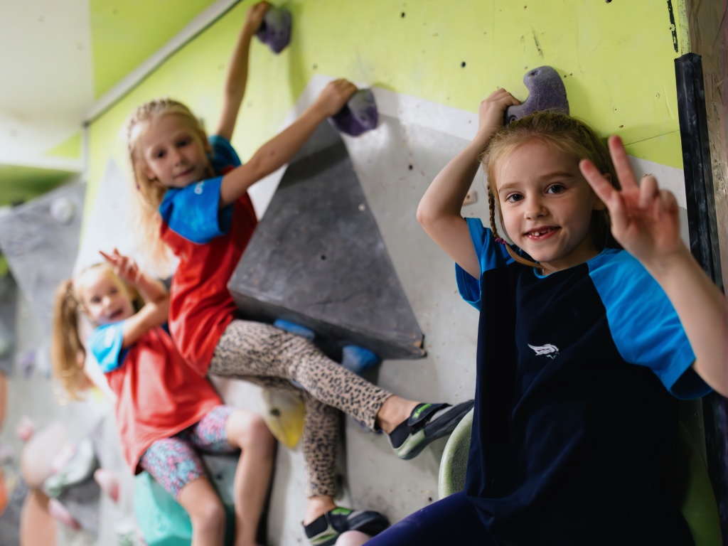Набор детей в группы по скалолазанию, ОФП и акробатике на сезон 2025/26 клуб скалолазания О-Скал