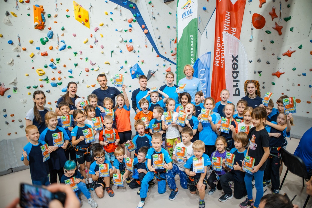 Участники младшего возрастного сета на внутриклубных соревнованиях О-Скал по скалолазанию в скорости в ДС Некрасовка