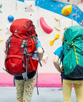 Детский рюкзак для подходов на скалы и снаряжение, которое должно в него уместиться